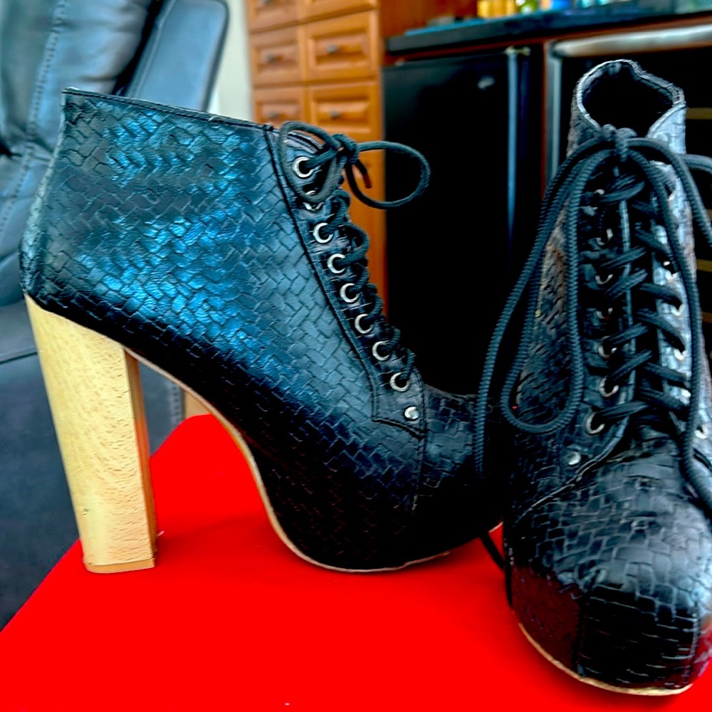 Platform heeled bootie